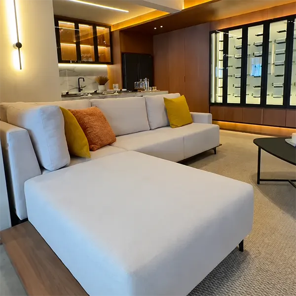 Sala contemporânea com sofá claro, marcenaria em madeira e iluminação indireta