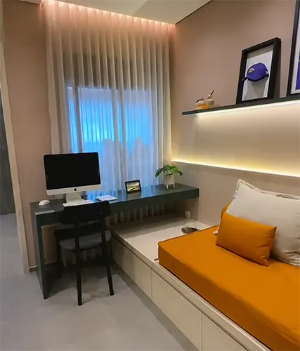 Sala de estar com painel de madeira, poltronas e iluminação indireta